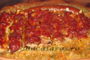 Coasta de porc cu sos barbeque pe varza murata