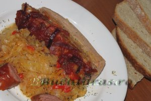 Coasta de porc cu sos barbeque pe varza murata