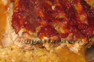 Coasta de porc cu sos barbeque pe varza murata