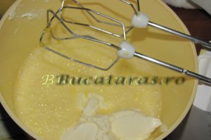 Turn de clatite cu crema limoncello