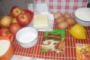Prajitura cu mere si bezea( sau cu branza dulce)