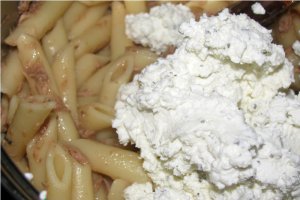 Paste cu ton, feta si rosii cherry