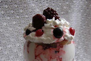 Desert cu frişcă şi fructe de pădure