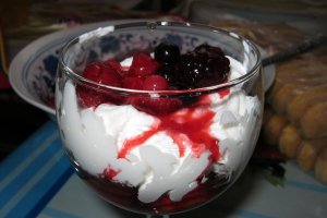 Desert cu frişcă şi fructe de pădure