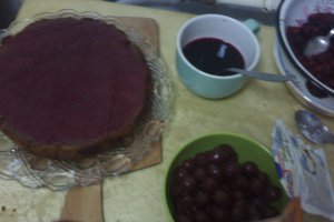 Tort cu crema de ciocolata si fructe de padure