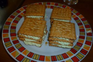 Desert cu biscuiti cremosi in ciocolata