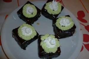 Desert cu biscuiti cremosi in ciocolata