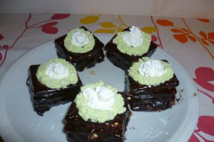 Desert cu biscuiti cremosi in ciocolata