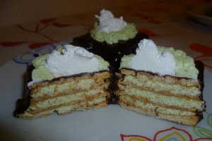 Desert cu biscuiti cremosi in ciocolata