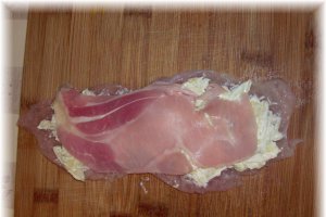 Rulouri din piept de pui cu Philadelphia,sunca si bacon
