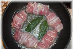 Rulouri din piept de pui cu Philadelphia,sunca si bacon