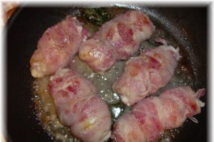 Rulouri din piept de pui cu Philadelphia,sunca si bacon