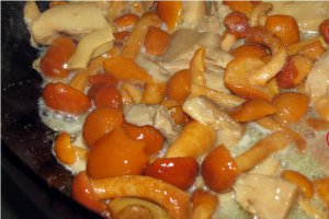 Spaghete cu ciuperci in sos cu branza cu mucegai