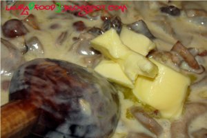Spaghete cu ciuperci in sos cu branza cu mucegai