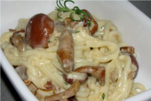 Spaghete cu ciuperci in sos cu branza cu mucegai