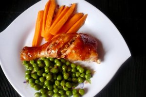 Pulpe de pui in sos de tomate cu boabe de mustar
