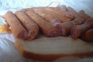 Varza calita cu carnati semiafumati si stelute de mamaliga