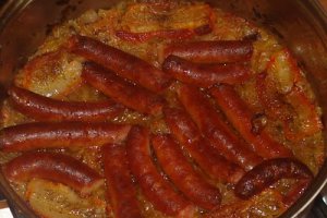 Varza calita cu carnati semiafumati si stelute de mamaliga