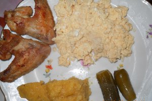 Aripioare prajite cu garnitura de  branza cu ou