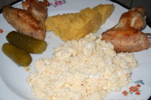 Aripioare prajite cu garnitura de  branza cu ou