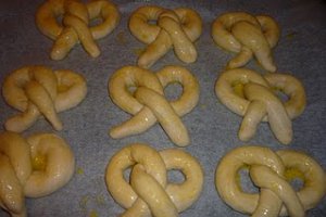 Covrigi cu mac, susan si parmezan