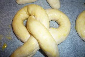 Covrigi cu mac, susan si parmezan
