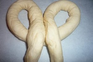Covrigi cu mac, susan si parmezan