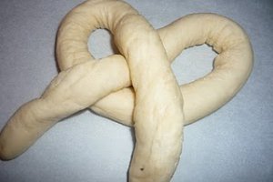 Covrigi cu mac, susan si parmezan
