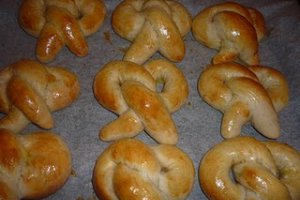 Covrigi cu mac, susan si parmezan