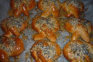Covrigi cu mac, susan si parmezan