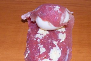 Ouă înfăşurate în muşchi de porc