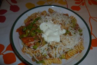 Paste fusili cu ton, salata si rosii
