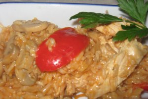 Orez cu ciuperci si piept de pui in sos de rosii
