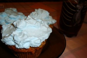 Briose cu mure si topping de crema de branza