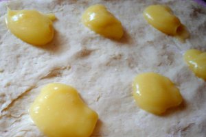 Gogosi umplute cu crema de vanilie cu cocos