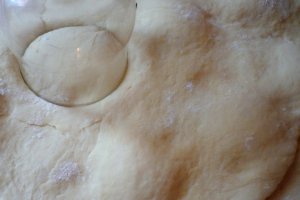Gogosi umplute cu crema de vanilie cu cocos