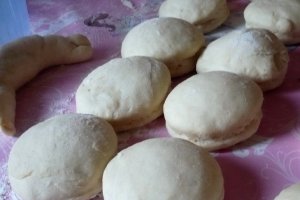 Gogosi umplute cu crema de vanilie cu cocos