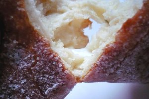 Gogosi umplute cu crema de vanilie cu cocos