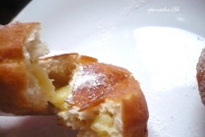 Gogosi umplute cu crema de vanilie cu cocos