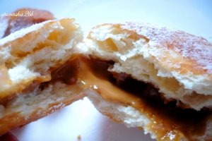 Gogosi umplute cu crema de vanilie cu cocos
