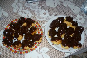 Profiterol cu glazura de ciocolata si topping de caramel