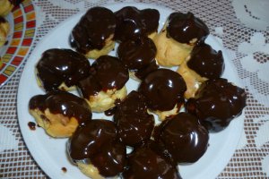 Profiterol cu glazura de ciocolata si topping de caramel