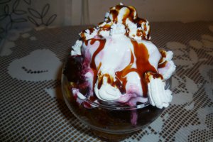 Profiterol cu glazura de ciocolata si topping de caramel