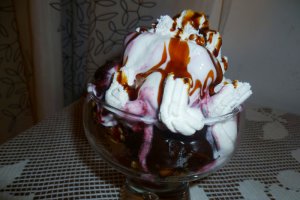 Profiterol cu glazura de ciocolata si topping de caramel