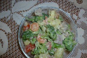 Salata de broccoli si legume, cu pulpa de curcan