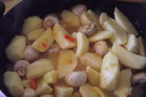 Tocanita de cartofi cu coasta de porc si ciuperci