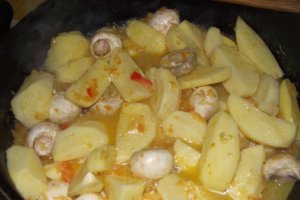 Tocanita de cartofi cu coasta de porc si ciuperci