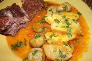 Tocanita de cartofi cu coasta de porc si ciuperci