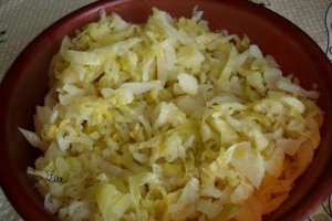 Carne de berbec cu varza acra la cuptor