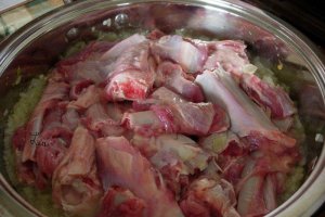Carne de berbec cu varza acra la cuptor